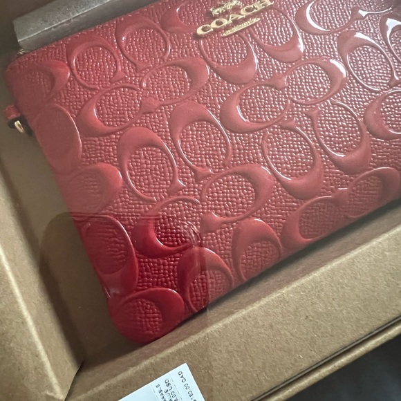 🎁 Coach Boxed Corner Zip Wristlet In Signature Leather in gold/electric red - Picture 6 of 13